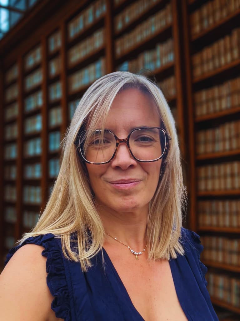 Magalie Guillaume dans sa bibliothèque