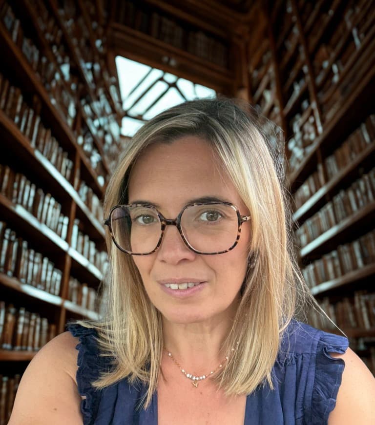 Portrait de Magalie Guillaume dans une bibliothèque